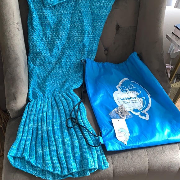 Laghcat mermaid tail blanket (blue) - Picture 4 of 10